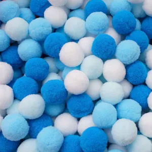 Mischung aus weichen blauen und weißen Polyester-Pompons für kreatives Basteln und Deko