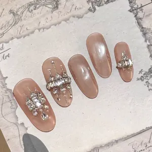 Luxe zirkoon plaknagels DIY-kit met zeer elegante strass-ontwerpen in kasteelthema.
