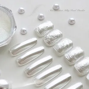 Poudre à ongles perle lactée avec fini miroir chrome brillant et effet 3D texturé