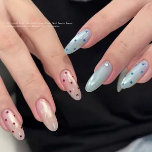 Professionele manicure met 1 mm mini-pailletten in polkadot-design en een strik