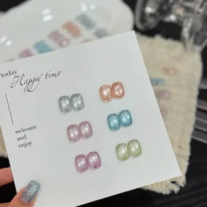 Transparante bubbel cat-eye nagelgel met glitters op een displaykaart.