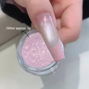 Macro di polvere di glitter per unghie rosa fragola scintillante in un barattolo