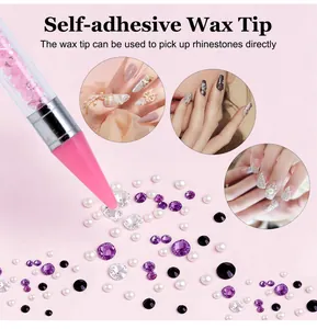 Dettaglio della punta in cera autoadesiva rosa che raccoglie strass viola per nail art
