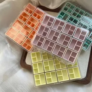 Detailweergave van kleurrijke 12-vaks nagelkunst opbergdozen op een houten dienblad