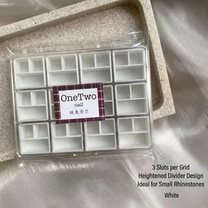 Detail van witte opbergdoos met vakjes voor nail art benodigdheden