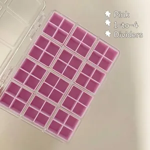 Detailopname van roze verdeelde vakken voor het opbergen van nagelaccessoires.