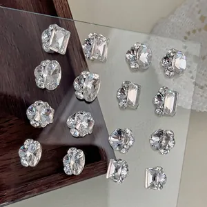 Funkelnde Kristall-Nagelkunst-Anhänger in verschiedenen Formen