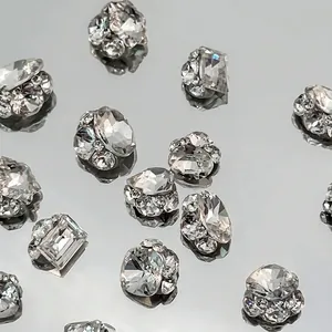 Funkelnde facettierte Kristall-Nagelkunst-Strasssteine mit Multi-Form-Designs für Maniküre