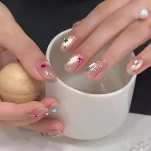 Fonkelende mini nagelkristallen in stervorm in gemengde kleuren voor nageldecoratie.
