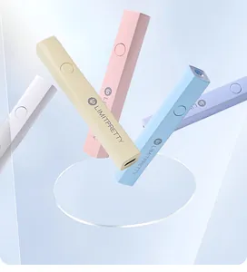 Detail von tragbaren Mini-UV-LED-Nagellampen in verschiedenen Pastellfarben und Stabdesign