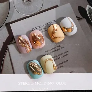 Professionele 3D-nagelgel met metallic gouden afwerking op veelkleurige nagelpunten