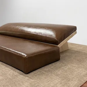 Reposabrazos para manicura de cuero marrón con base ergonómica de madera para salones
