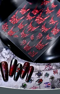 Detailweergave van rode 3D-reliëf spinnenweb nagelstickers voor Halloween dark style manicure
