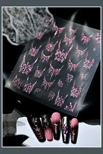 Detailopname van holografische laser spinnenweb nagelstickers met 3D reliëf effect