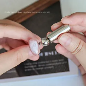 Nahaufnahme des doppelköpfigen Magnetwerkzeugs für Katzenaugeneffekt auf Nagellack