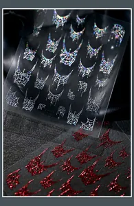 Detail van holografische en metallic rode spinnenweb nagelstickers voor Halloween