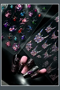 Detailopname van holografische Halloween-nagelstickers met spinnenwebontwerpen op nagels.