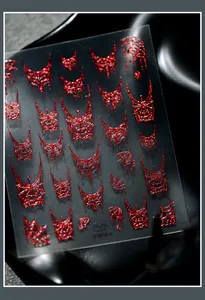 Macro-opname van de rode glitter spinnenweb 3D-reliëf Halloween nail art stickers