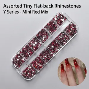 Mini strass à ongles en acrylique rouge, formes variées, dans une boîte à 12 compartiments