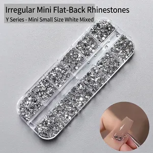 Mini strass argentés à dos plat pour nail art dans un étui de rangement à 12 compartiments