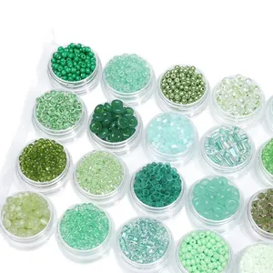 Juego de cuentas de vidrio verde en contenedores para creación de joyería artesanal DIY