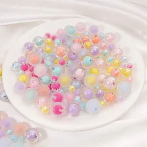 Détail macro de perles acryliques dépolies colorées de 8-16mm, motif perle en perle.