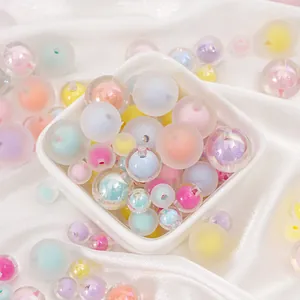 Gros plan de perles en acrylique givré irisé pour accessoires de fabrication de bijoux.