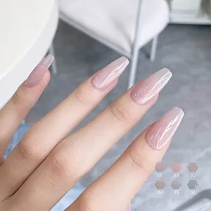 Glinsterende kristallen cat-eye gel nagellak in doorschijnende kaneel nude tinten.