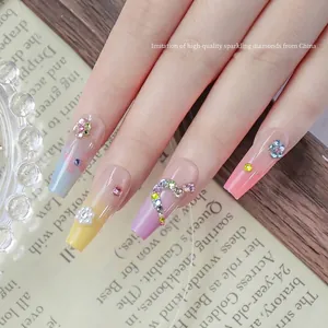 Bunte 33-Schliff-Strasssteine für Nagelkunst-Dekoration auf langen Verlaufsnägeln