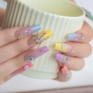 Premium 33-Facetten bunte Nagelkunst-Strasssteine auf dekorativen langen Nägeln