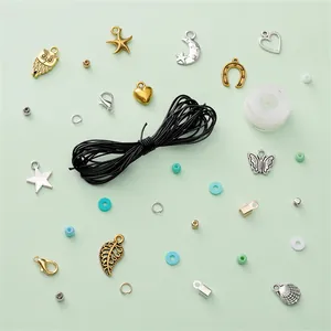 Vista detallada de un kit para hacer joyas DIY con cordón negro, dijes y cuentas