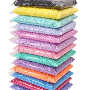 Vue détaillée de sachets empilés de perles tubulaires en acrylique 4mm pour bijoux DIY