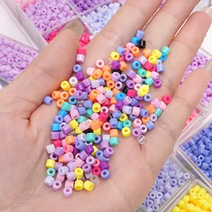 Gros plan de perles tubes en acrylique colorées de 4mm pour la création de bijoux et DIY