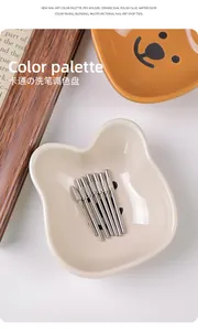 Détail d'une adorable palette à ongles en céramique en forme d'ours pour le mélange de couleurs.