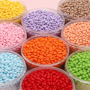 Verscheidenheid aan kleurrijke 8x5mm acryl pindakralen voor creatieve DIY-sieradenprojecten