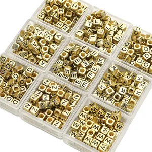6x6mm goldene quadratische Acryl-Buchstabenperlen für DIY-Schmuck in Boxen