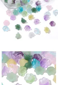 Détail macro de perles en verre dégradé en forme d'orchidée cloche pour bijoux DIY.