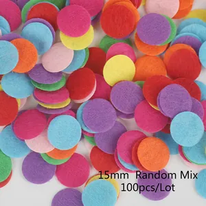 Makrodetail von 15 mm bunten gemischten Filzkreisen für DIY-Handwerksprojekte.