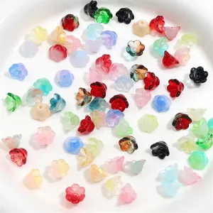Vue détaillée de perles de muguet en verre dégradé coloré pour créations DIY