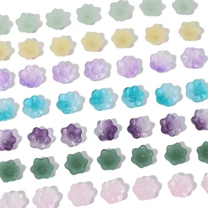 Vue macro de perles en verre en forme de muguet dégradé pour la création de bijoux DIY