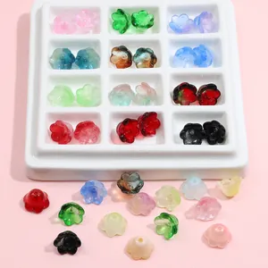 Gros plan détaillé de perles en verre muguet dégradé pour la création de bijoux artisanaux