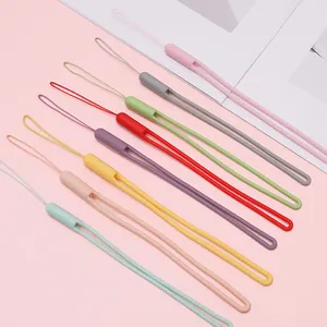 Una collezione di cordini per cellulare in silicone liquido colorato disposti in diagonale.