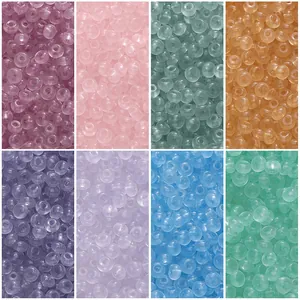 Vue détaillée de perles de rocaille en verre translucide de 2x4mm en huit tons pastels.