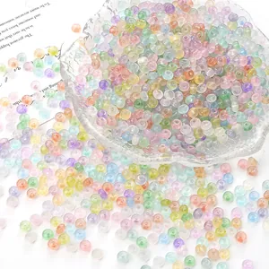 Vue détaillée de perles de verre translucides 2x4mm pour la création de bijoux DIY.