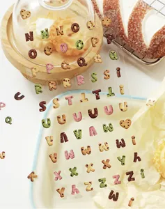 Nahaufnahme von realistischen Keks-Alphabet-Aufklebern für DIY-Scrapbooking und Basteln.