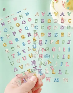 Nahaufnahme bunter 3D-Alphabet-Aufkleber mit Glasur-Textur für Scrapbooking