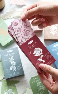 Gros plan sur les autocollants gaufrés vintage de la série Morandi Garden en boîte d'allumettes