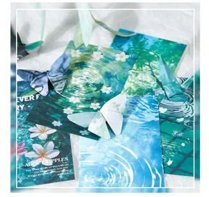 Vue macro détaillée des motifs d'ondulation de l'eau et de fleurs sur papier scrap.