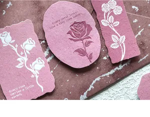 Détail des autocollants de roses en relief avec de belles textures Morandi vintage