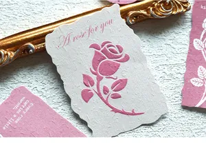 Vue détaillée en gros plan de stickers roses en relief avec cadre doré vintage au fond